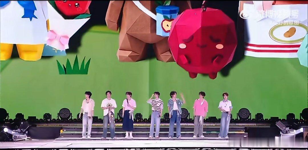 难听时代少年团上海演唱会全开麦舞台引发热议，部分曲目出现跑调等状况，粉丝圈内还相