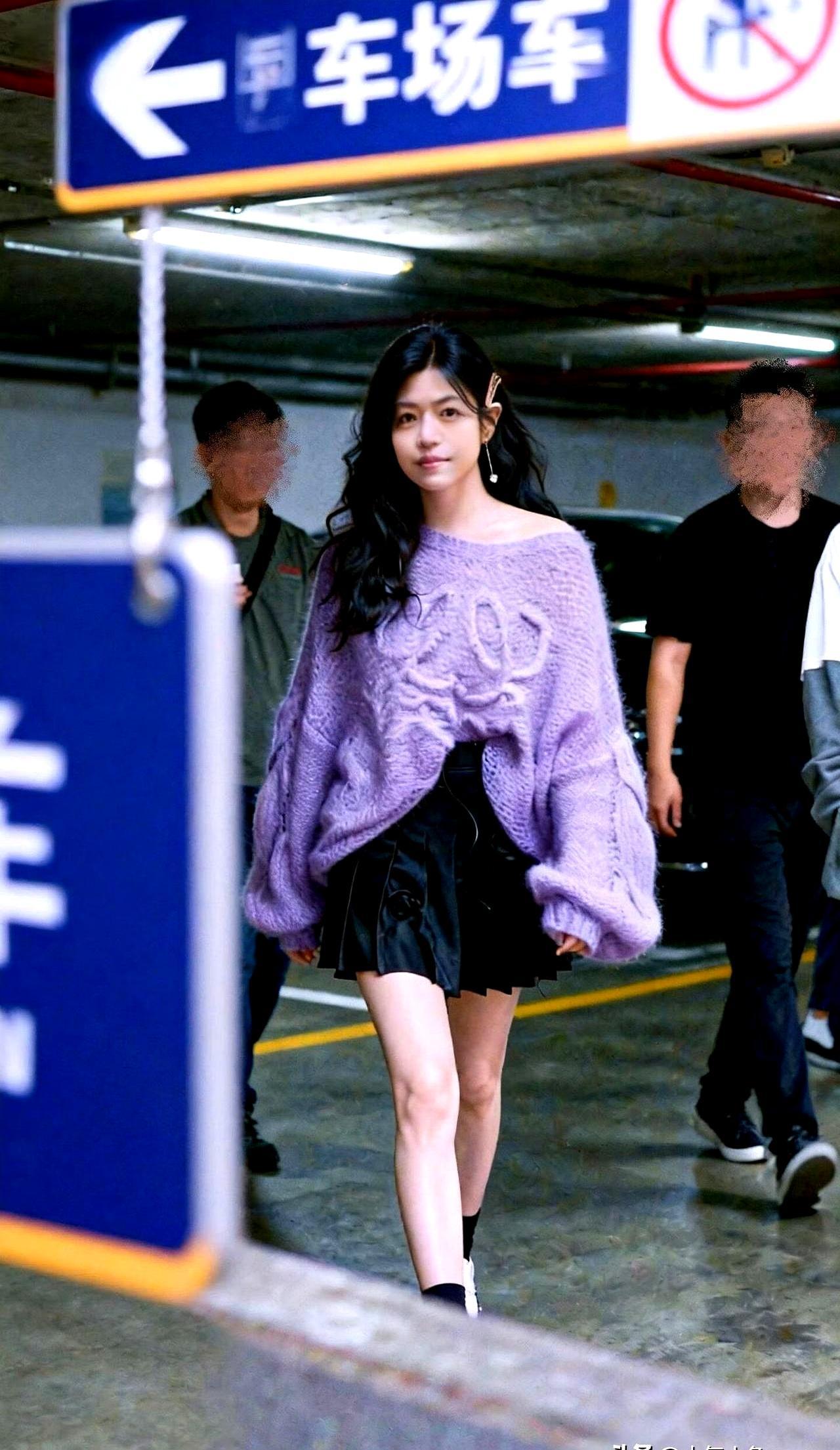 她撇下八年婚姻的闲言碎语，转身拿一张满四十减二十的脸，狠狠砸向米兰秀场的高清镜头