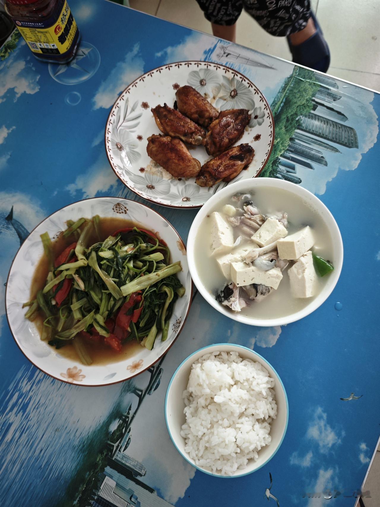 今天我和儿子一起吃饭，我做个鱼头豆腐汤和一个空心菜，就这样简单的吃了，一顿吃不完