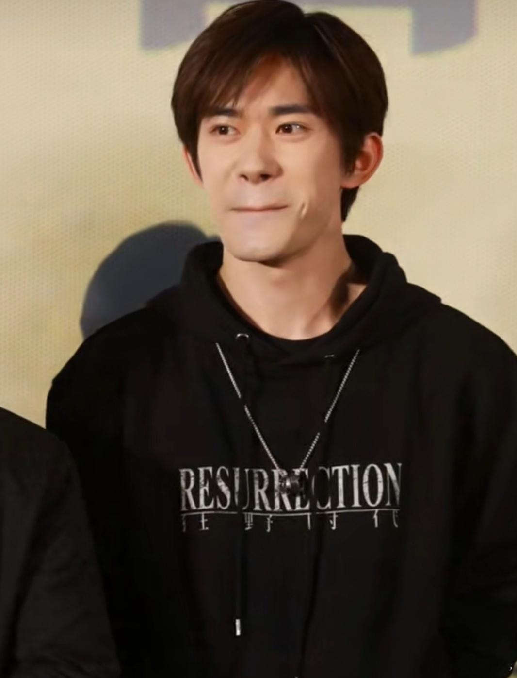 《狂野时代》首映礼的笑太杀我！眼里闪着光，梨涡一露直接甜到心坎，这份鲜活快乐原地