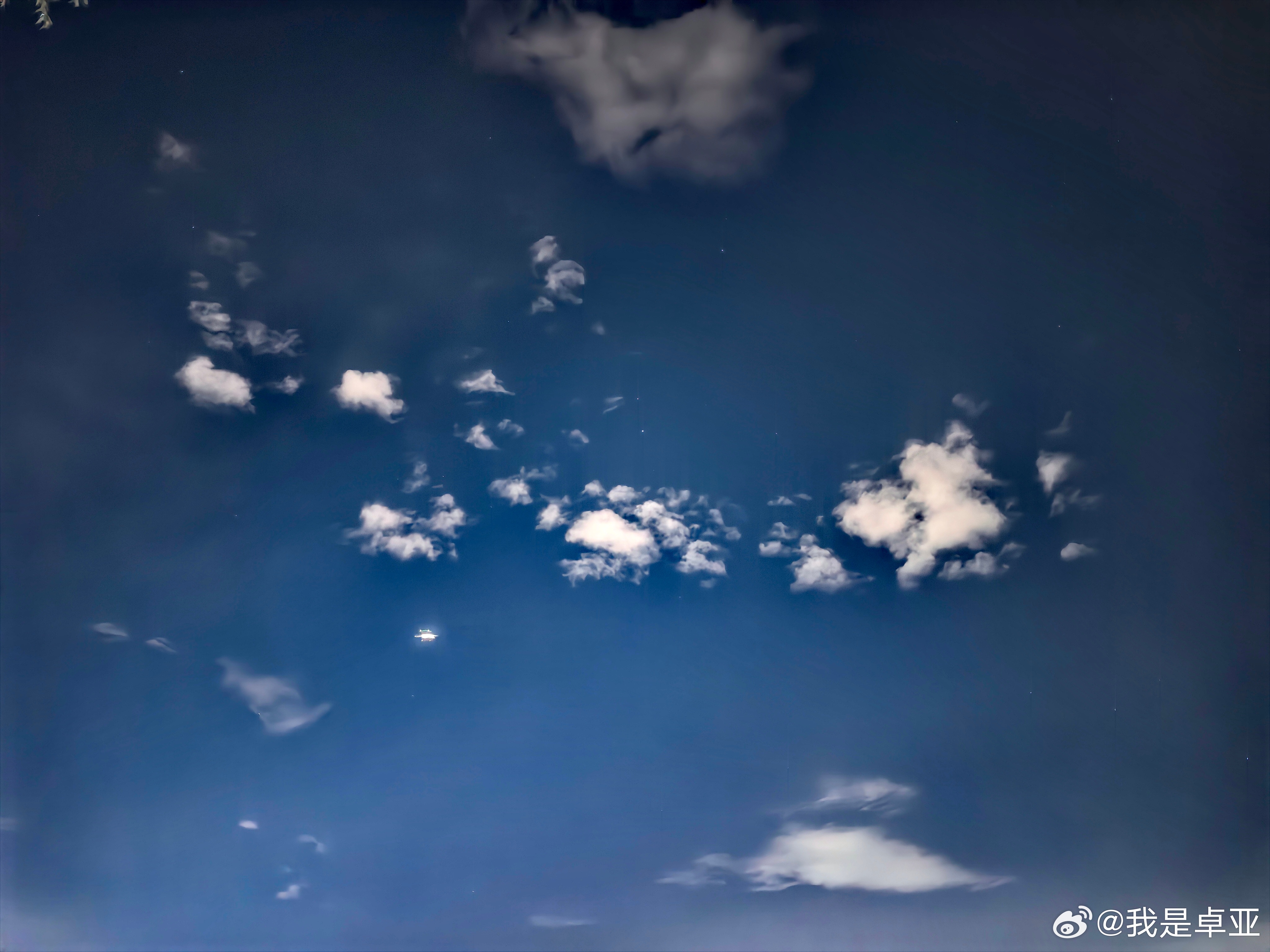 深蓝，是看得见的黑！呼和浩特北京空中出现巨幕雨幡