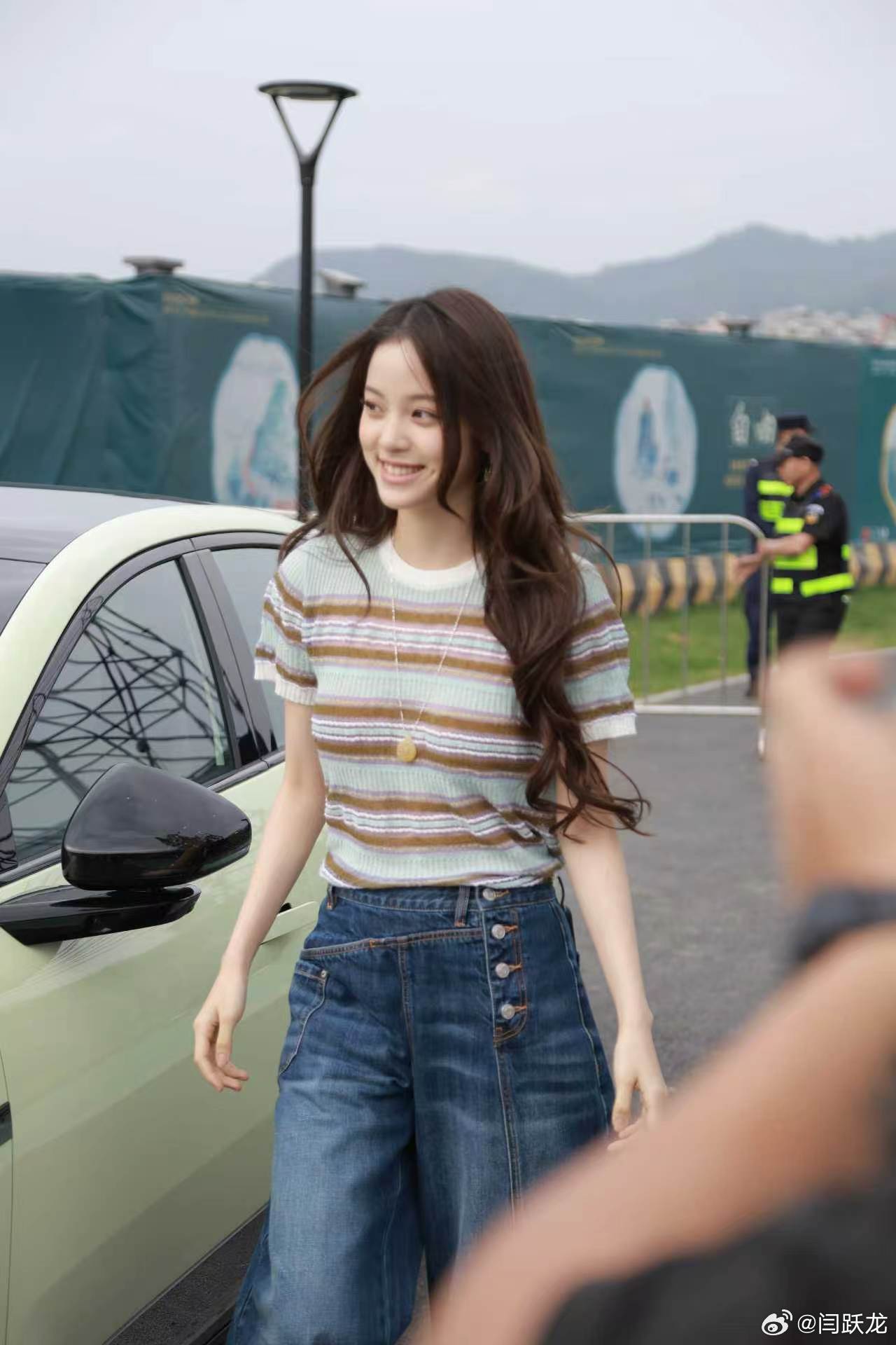 欧阳娜娜以小鹏MONA车主的身份，冒雨自驾2026款小鹏MONA M03新色牛油