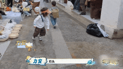 爸爸当家中断录制帮小摊贩挡雨 爸爸当家 谁刷完直接暖到心坎里！节目组放下录制任务
