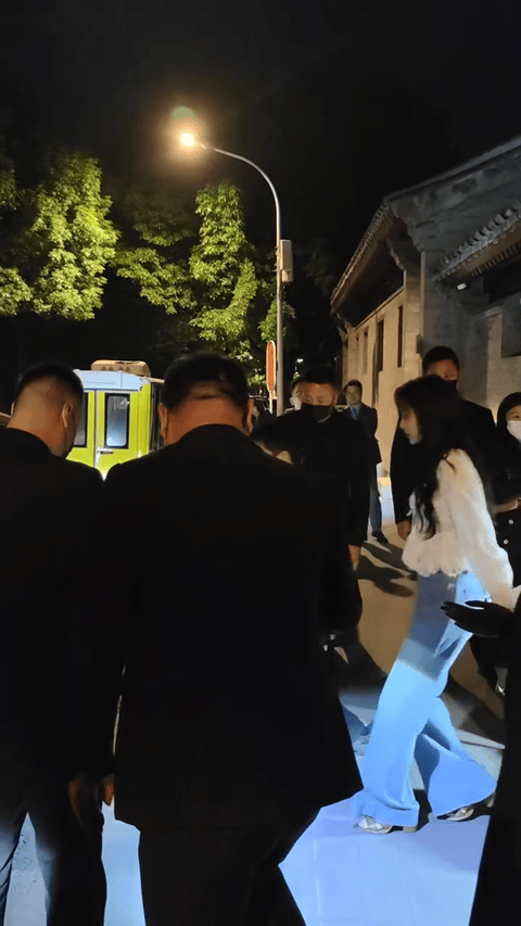 北京胡同偶遇孟子义网友打卡北京老胡同，意外邂逅孟子义✨褪去镜头里的包装，游走市井