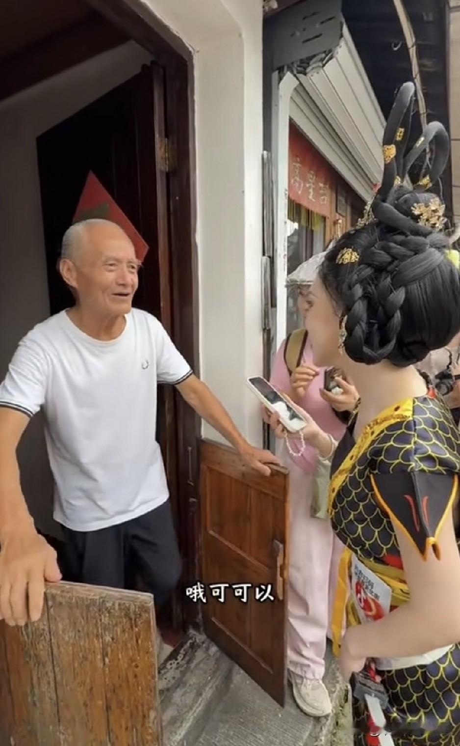 自媒体又找到了新流量，那就是去拍种葫芦的葫芦爷爷或者扮演蛇精去葫芦爷爷家打卡。