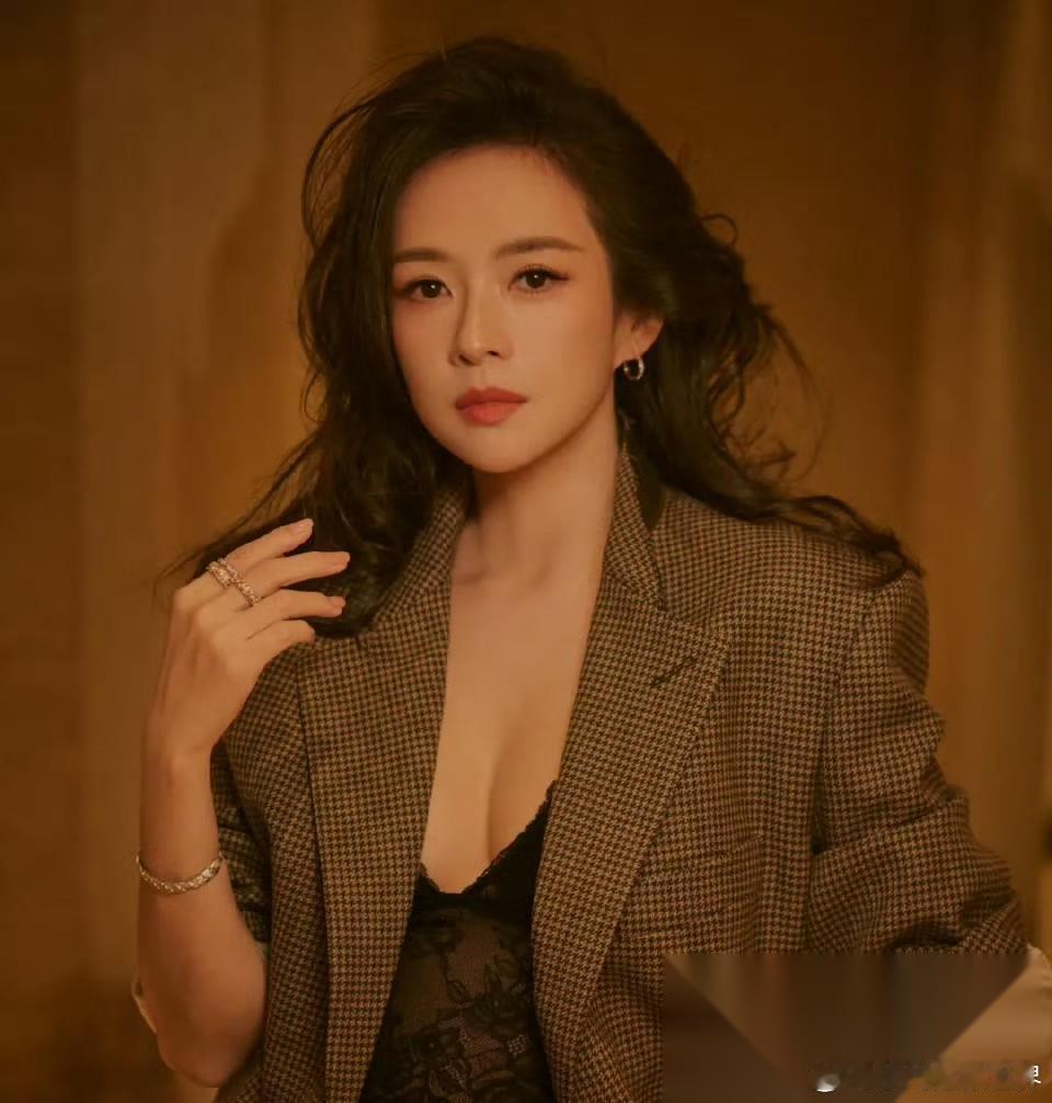 为什么章子怡套现3亿被全网夸有脑子？ 原因很简单， 因为章子怡做到了高位时落袋为