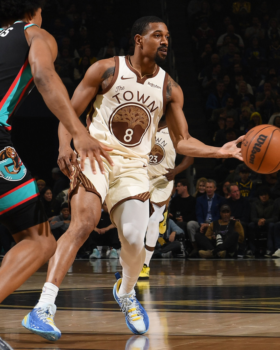 第一节结束，勇士32:32灰熊；波齐姆斯基8分。灰熊vs勇士