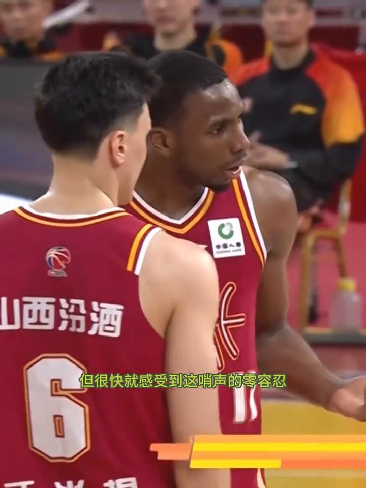 只要你敢抱怨，立马就是一个技犯。
外籍裁判执法有多严？是真给本土CBA裁判上了一