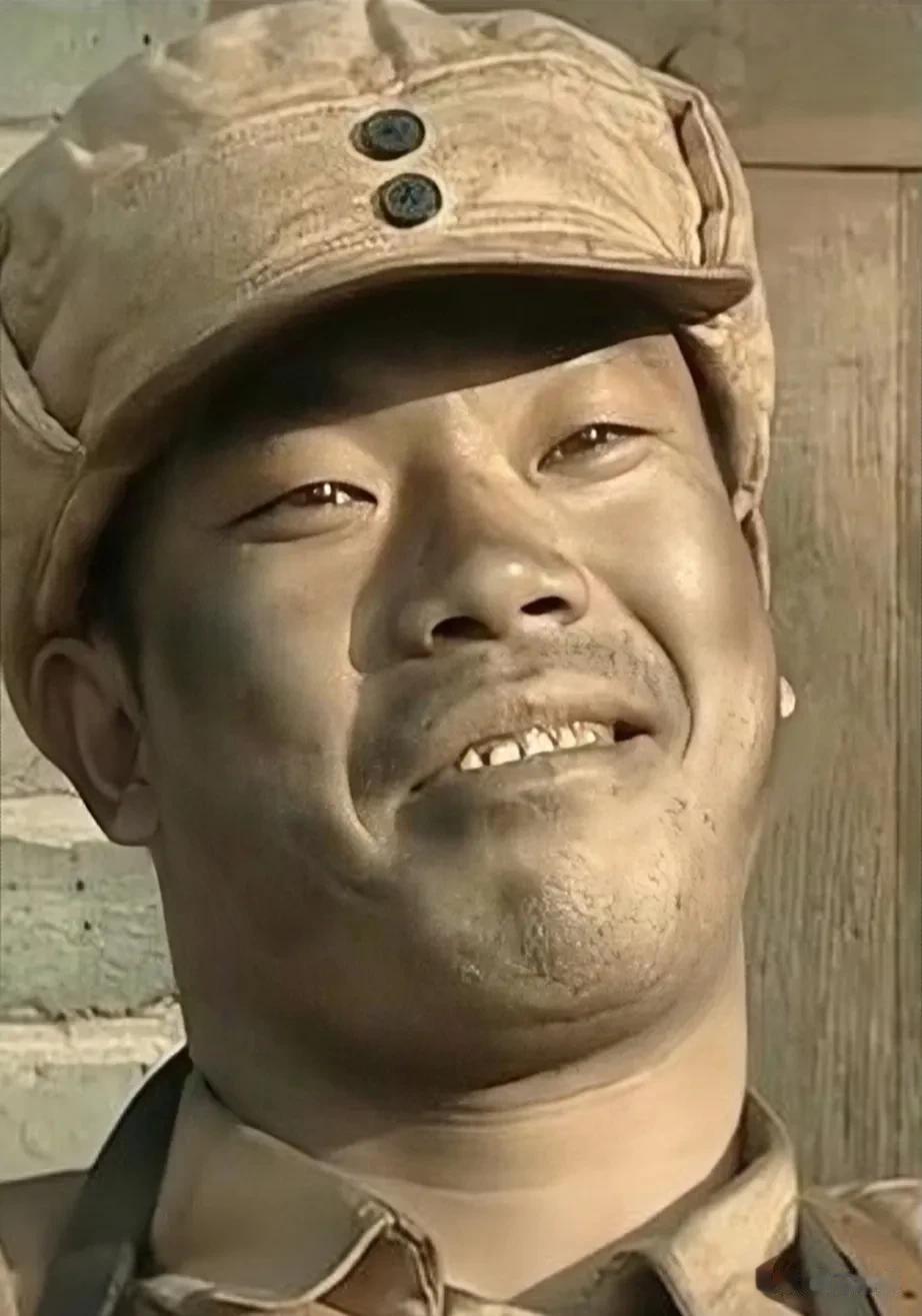 一次，群演曹启峰来到亮剑剧组，想要扮演士兵王有胜，导演说:演这个角色，你得能嘚瑟