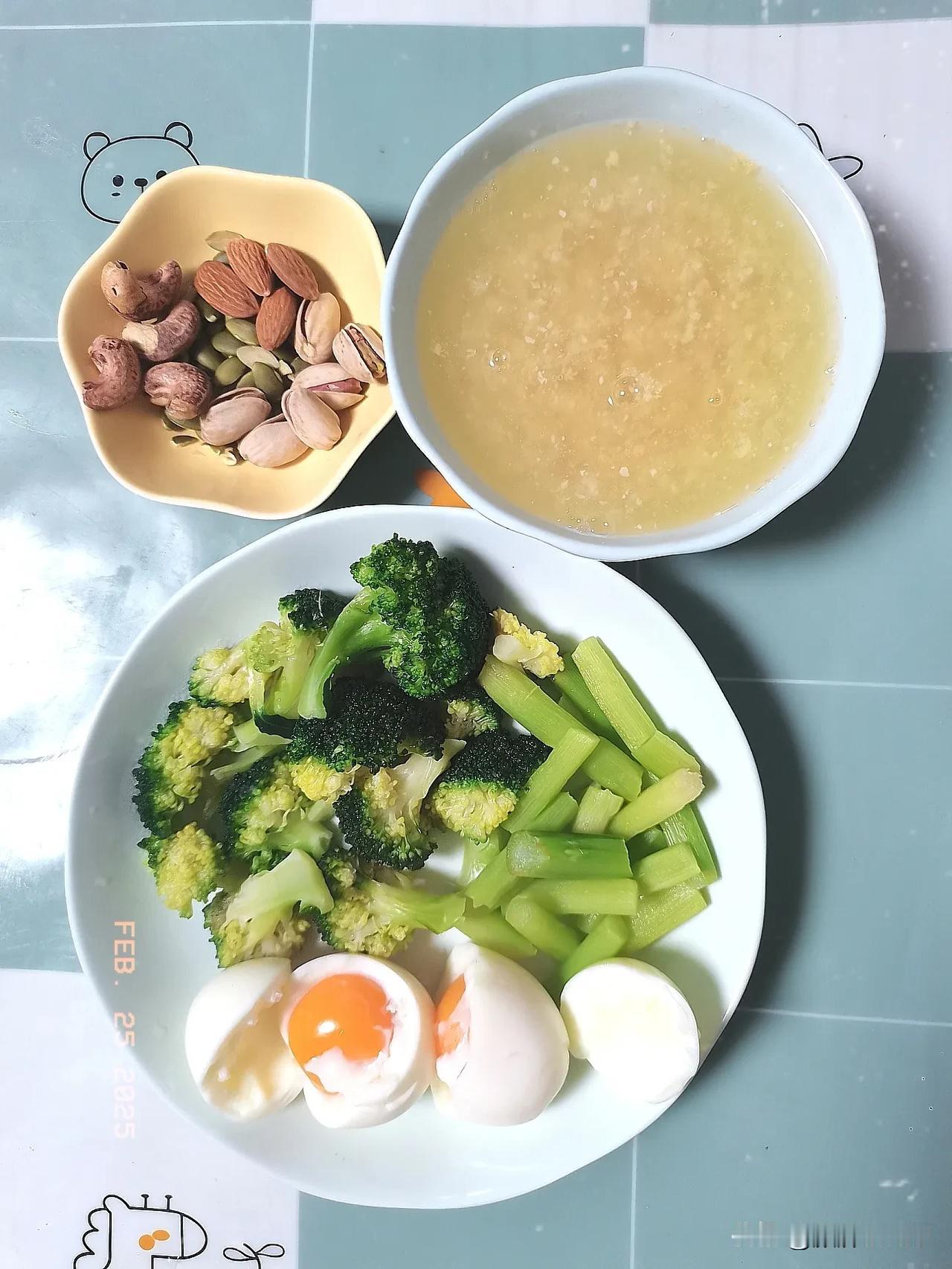 春风送暖之中年女性减脂早餐日记
主食：小麦胚芽
蛋白质：鸡蛋
蔬菜坚果：西兰花、