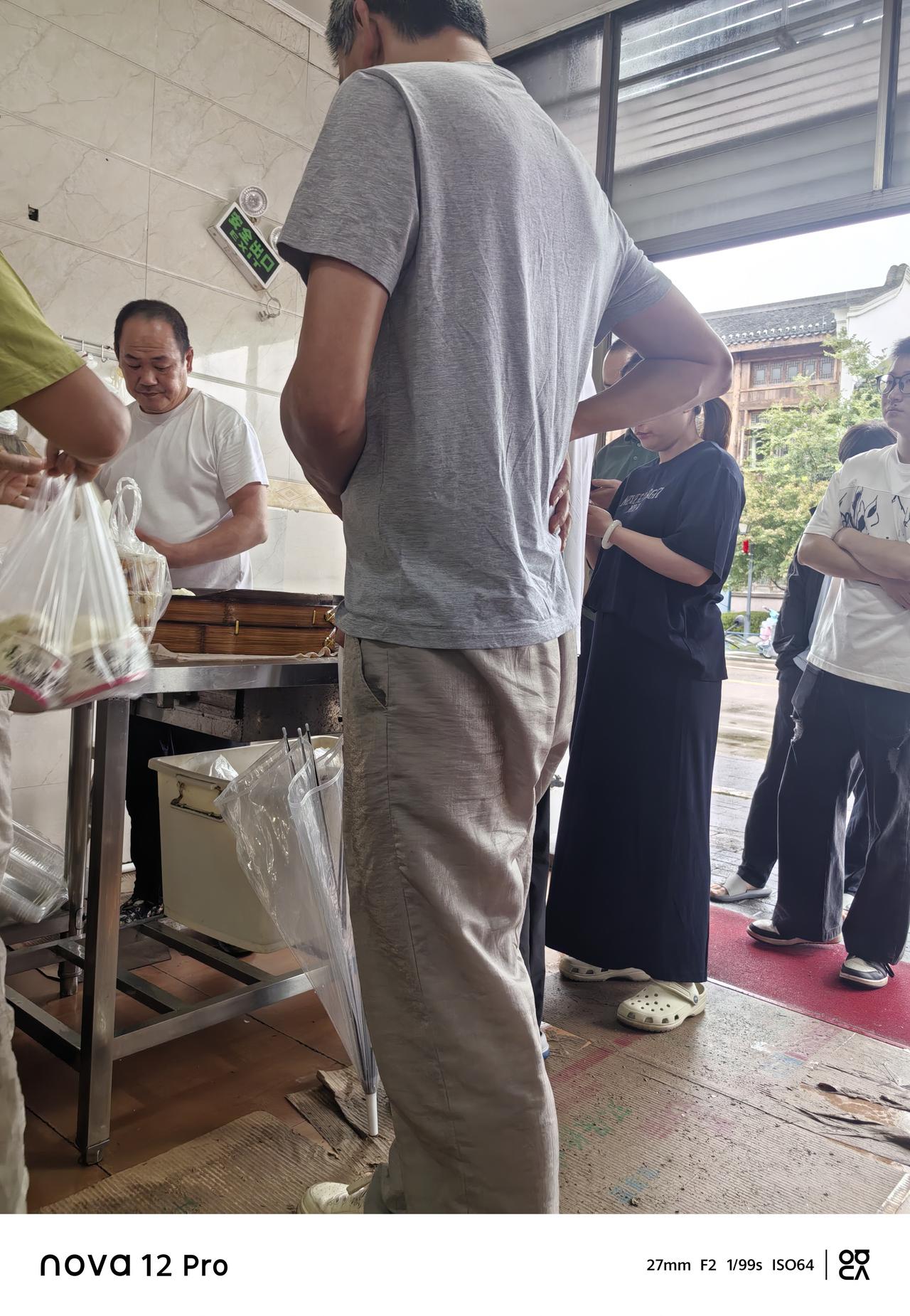 日入轻松过万
不要小看一个县城，
收入轻松过万。
一个包子一块五，
一早排队的人