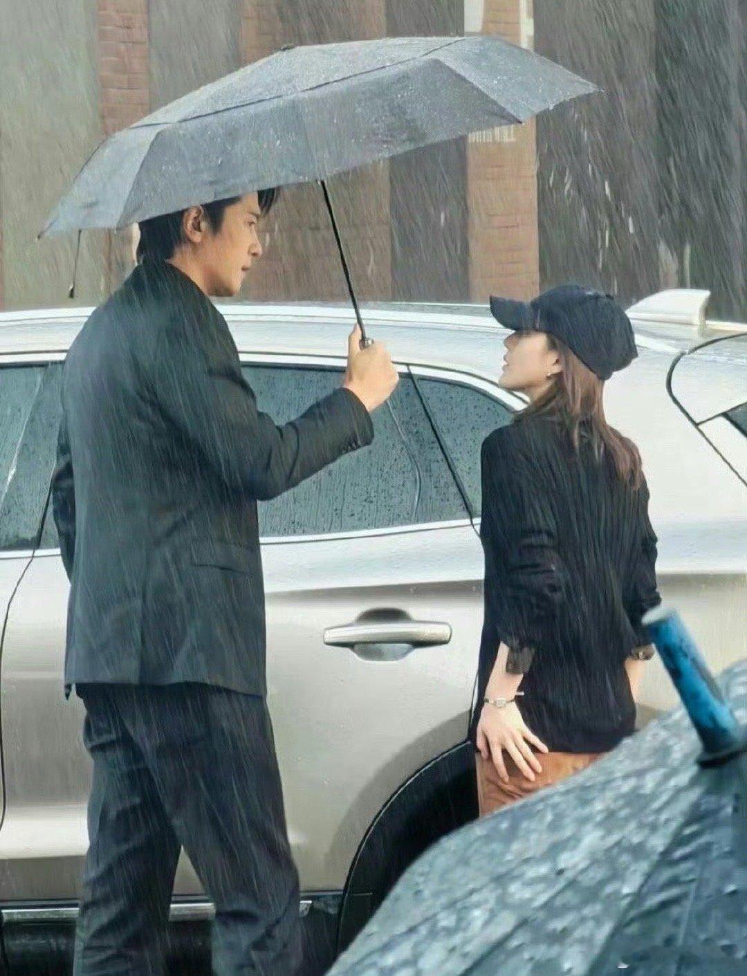 赵露思彭冠英路透氛围感 最甜身高差，娇小的身躯，一看就是天生被保护的对象[色][