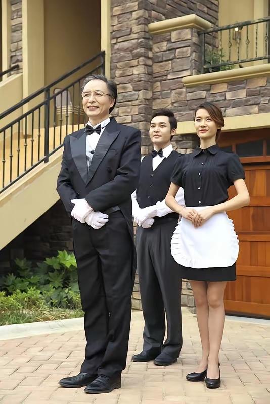 有个男人和老婆离了婚，他们育有一个孩子，法院把孩子判给了男人。但男人要上班，没办
