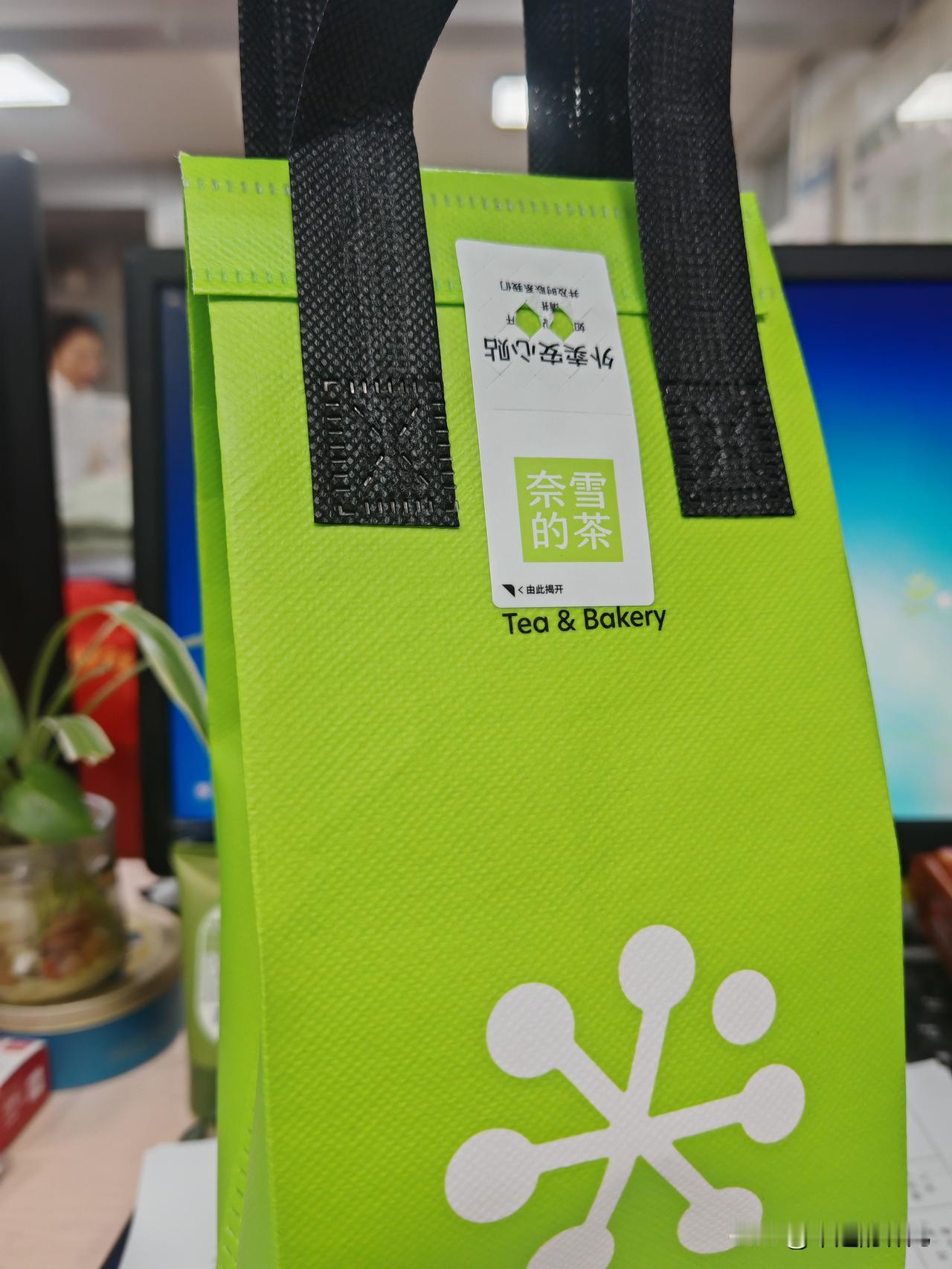 每天喝一杯奶茶，
也不是因为它多好喝，
甚至有时候喝了都胃不舒服，
但是，
我还