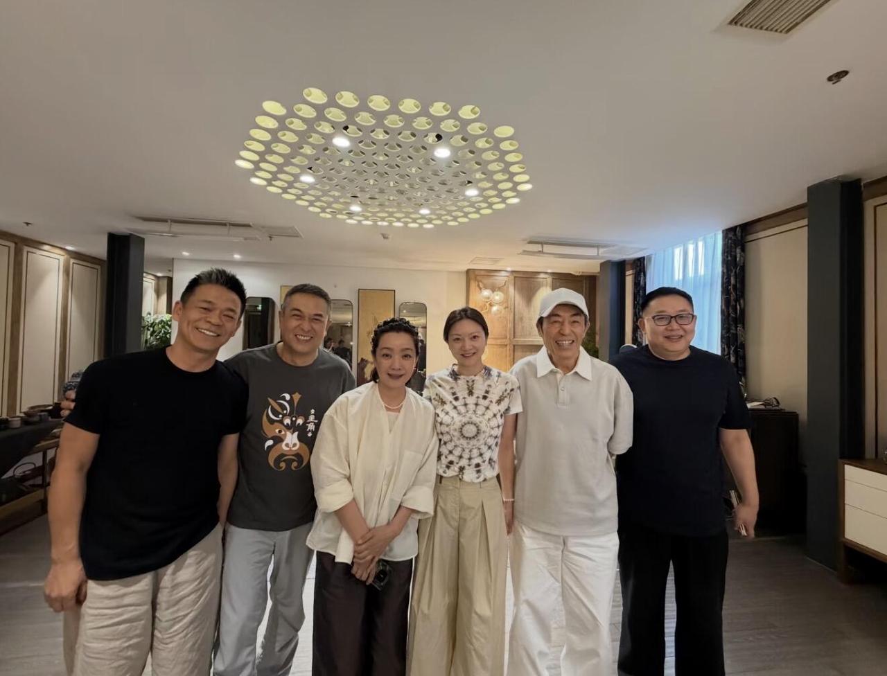 《主角》庆功宴王海燕、陈婷稳居C位的完整原因
 
这场只有六人参与的小型私庆聚餐