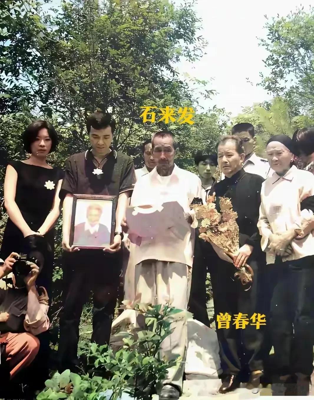 这场肃穆的送别仪式，是护送革命前辈曾志的骨灰回归井冈山。
画面中，陶斯亮的儿子张