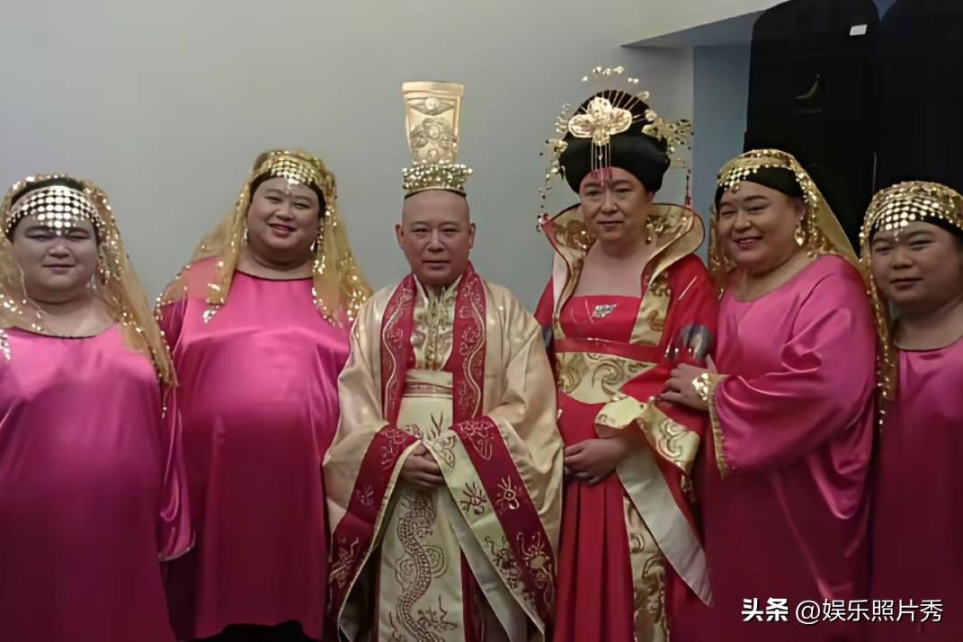 这样虽然能缓解“紧绷感”，但穿成这样说相声，大家还能接受吗？

中间的是郭德纲气