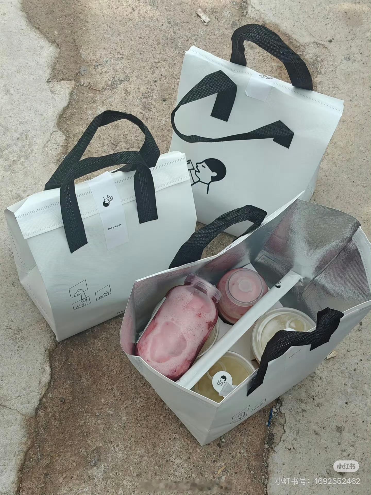 李一桐以肉肉的名义请粉丝喝奶茶人美心善大方的李一桐已经数不清多少回请客了，对粉丝