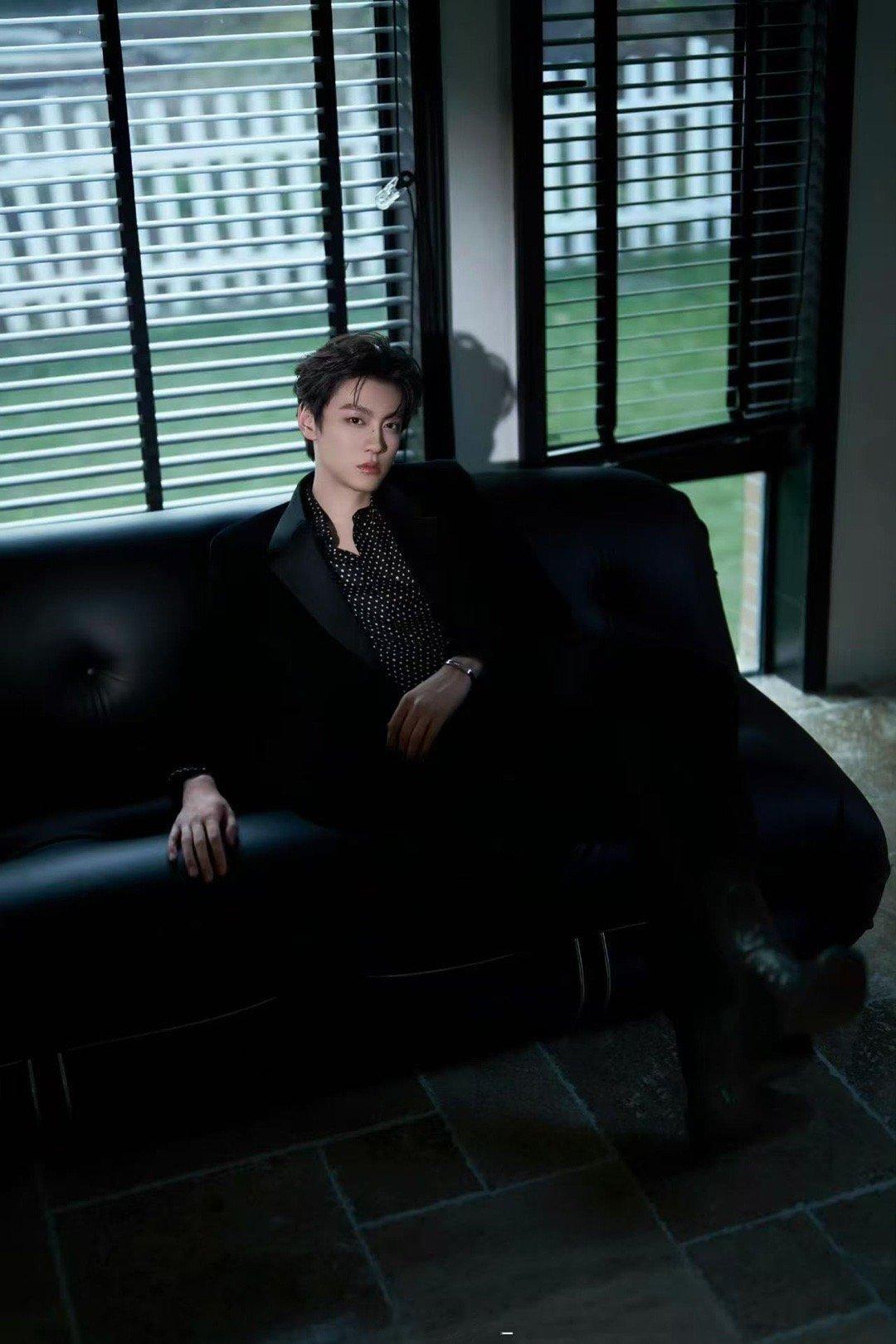 田栩宁说光影是唯一的旁白田栩宁波点衬衫田栩宁波点衬衫，光影是唯一的旁白，太帅了 