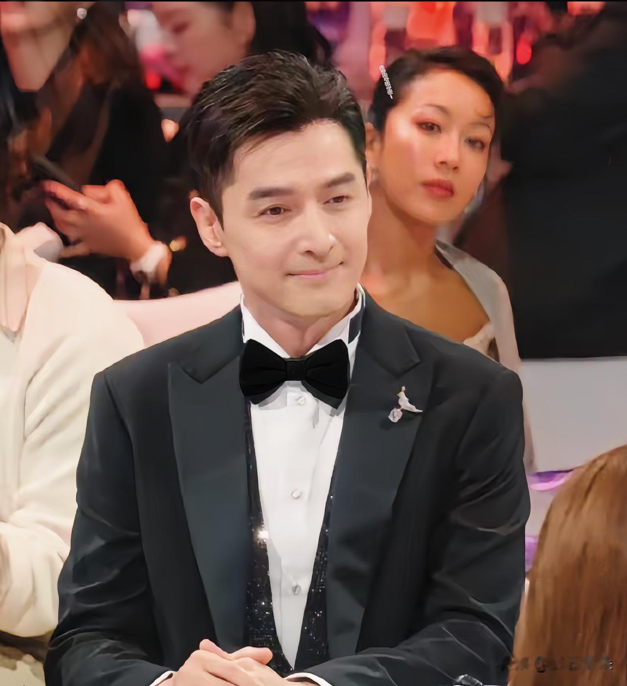 胡歌在大湾区晚会上彻底放飞了。

本来以为他上台就是走个流程，结果直接清唱《来生