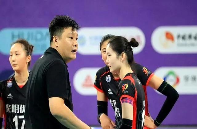 亚洲名帅王之腾出任中国大学生女排主帅！这也是王之腾首次执教国字号球队！上届大学会