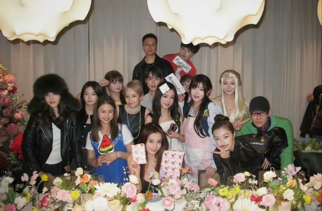 Angelababy朋友cos以往造型庆生sweet👑公主angelababy