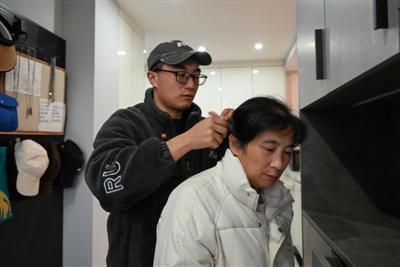 2021年，四川30岁男子每天和57岁母亲一起睡，他洗澡时，母亲也待在浴室，他不