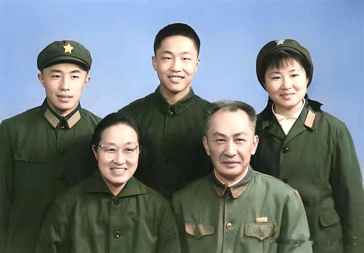 历史时光
这是1974年两弹元勋朱光亚与家人拍摄的全家福。前排是朱光亚与夫人许慧