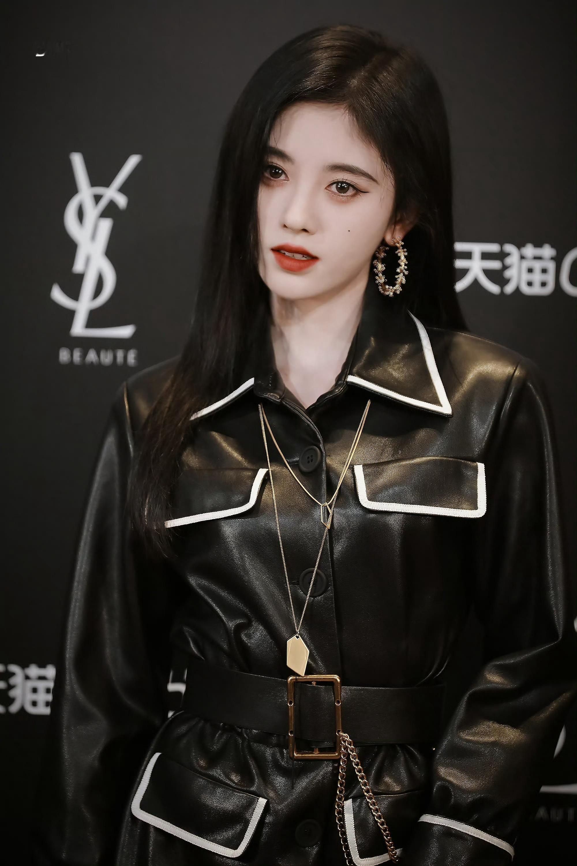 气场全开📸鞠婧祎