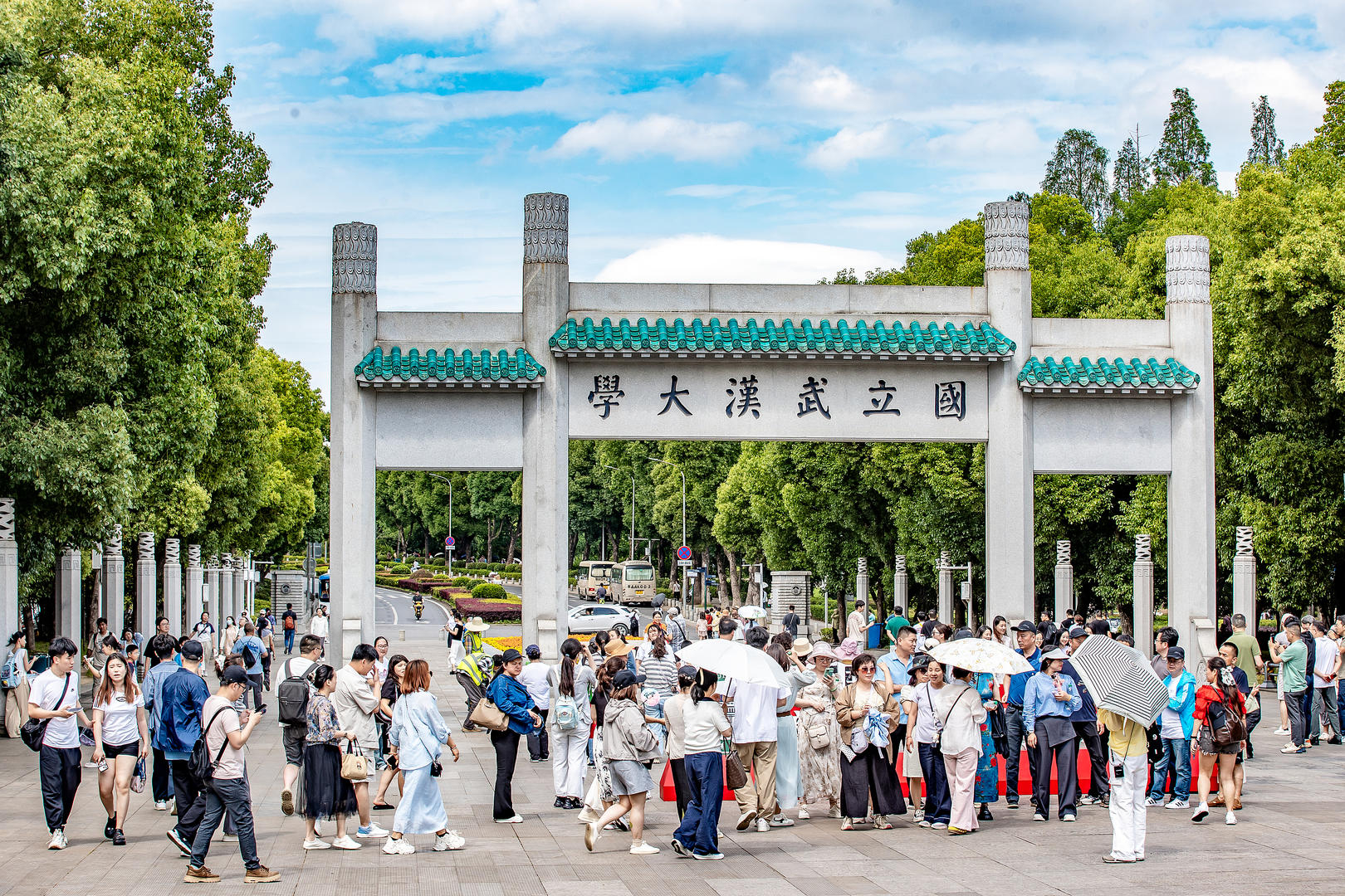 #校门开放潮的背后#【专访“校门实验”发起者、清华原博导郑毓煌：我走了全国35所