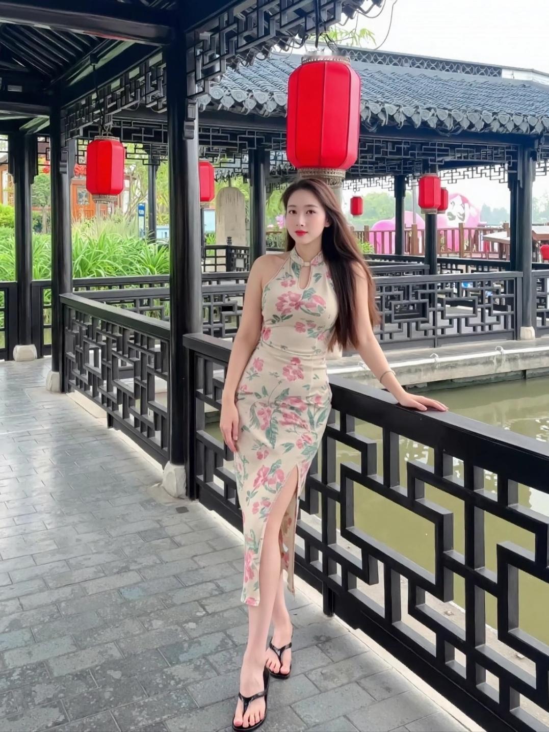 旗袍少女漫步古风长廊，红灯笼点缀，尽显东方韵味。