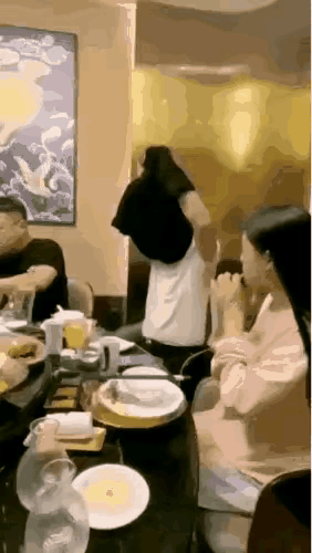 单位聚餐，有一哥们感觉太热，他随手脱下自己的衣服，他自己都忘记了自己头上戴着假发