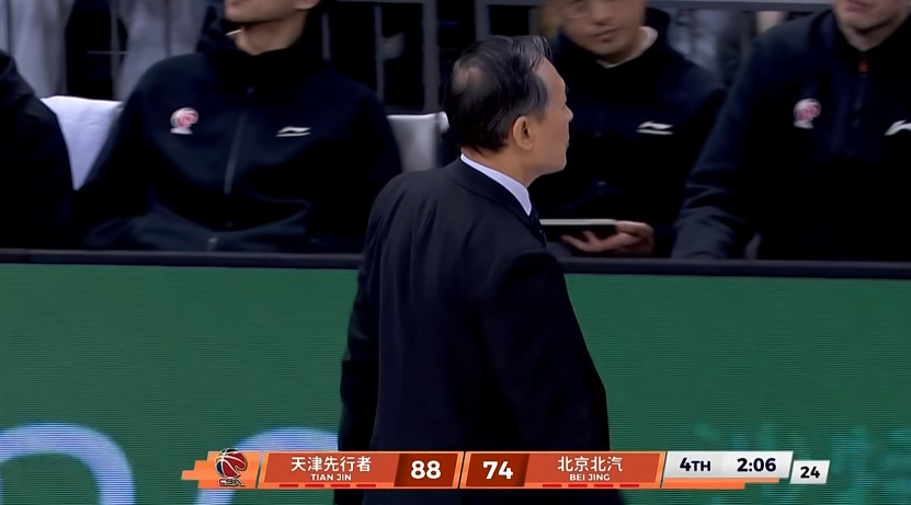 首钢队没了。没看懂啊，刚才杰曼突破都把人过完了，居然不上篮传出去了。结果外线陈盈