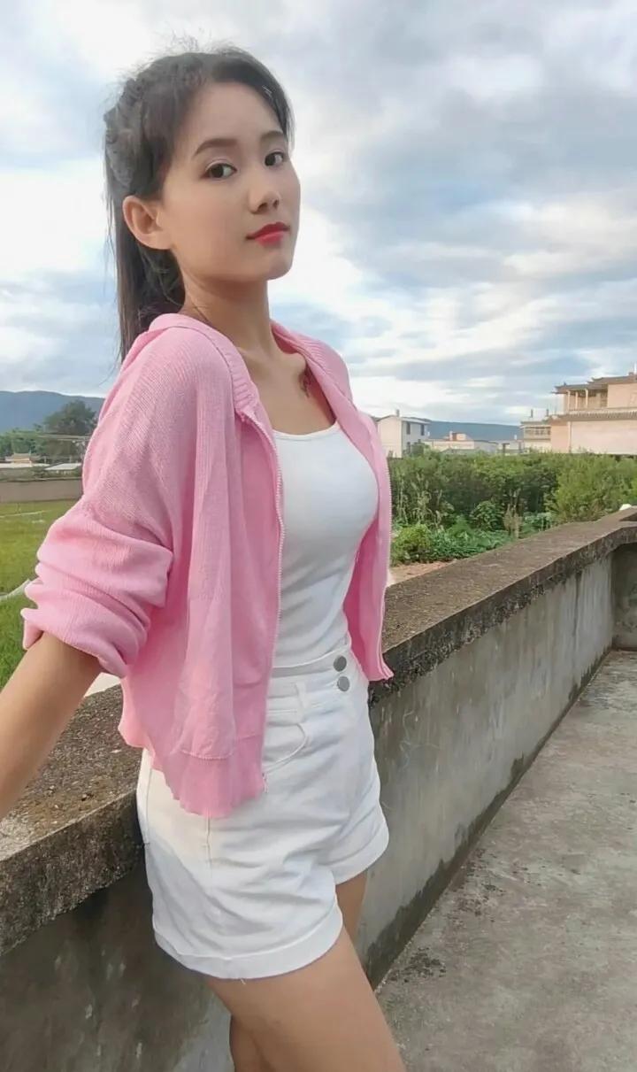 白衣佳人笑语中，青春似火照人心。