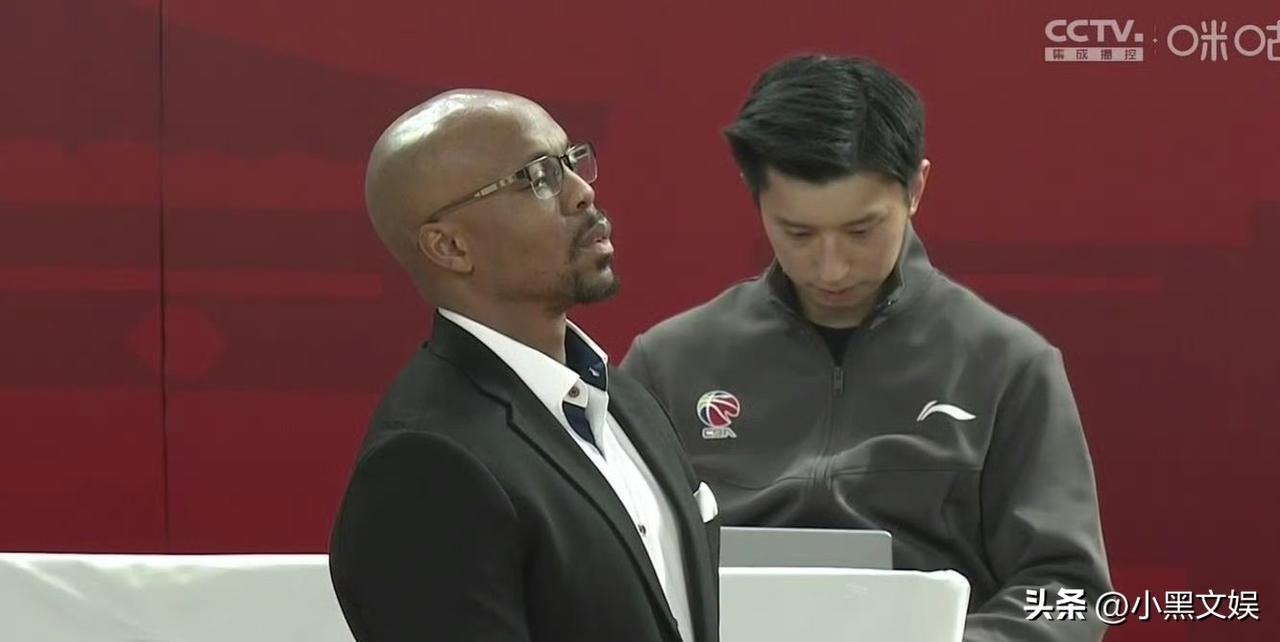 甘肃陇超赛前升国旗仪式上，工作人员翘腿玩手机未起立会受到何种处罚，或许可参考CB