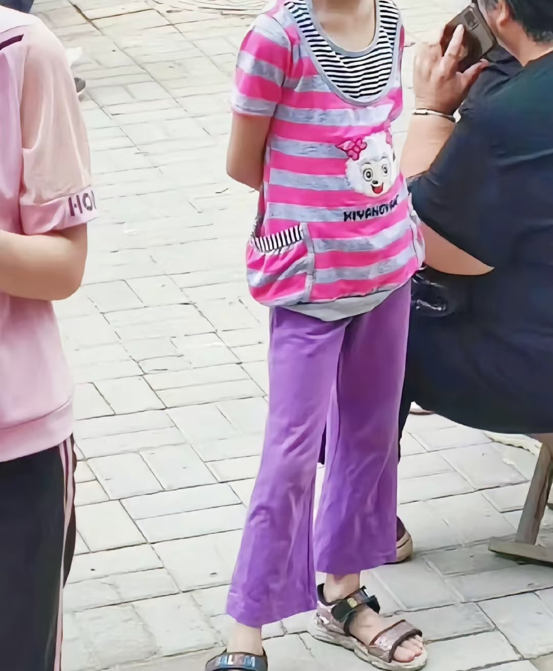 要不说他审美一绝呢？十年前的衣服现在看着更潮了，而各位 我的朋友们十年前的衣服⬇