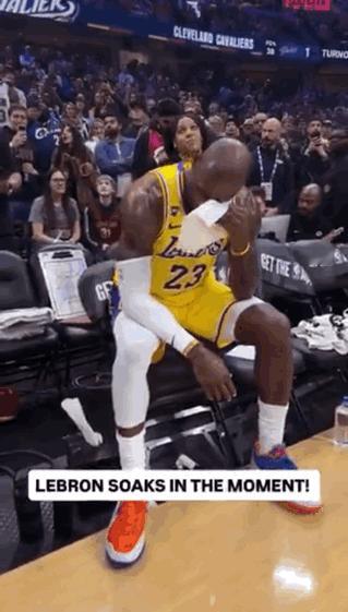 小屁孩儿，教养呢？我在这里打球你还穿开裆裤呢！你家的第一个总冠军就是我拿的！
詹