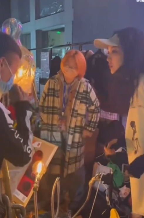 孙千早期还摆过地摊真的会被孙千早期的生命力感染 摆地摊没人认识就主动自我介绍 坦