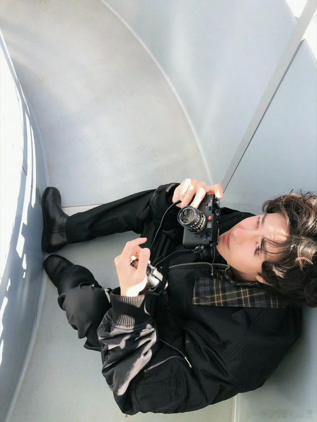 王一博LOEWE大秀造型真的又帅出新高度了时尚这一块还得是王一博， ​​​
