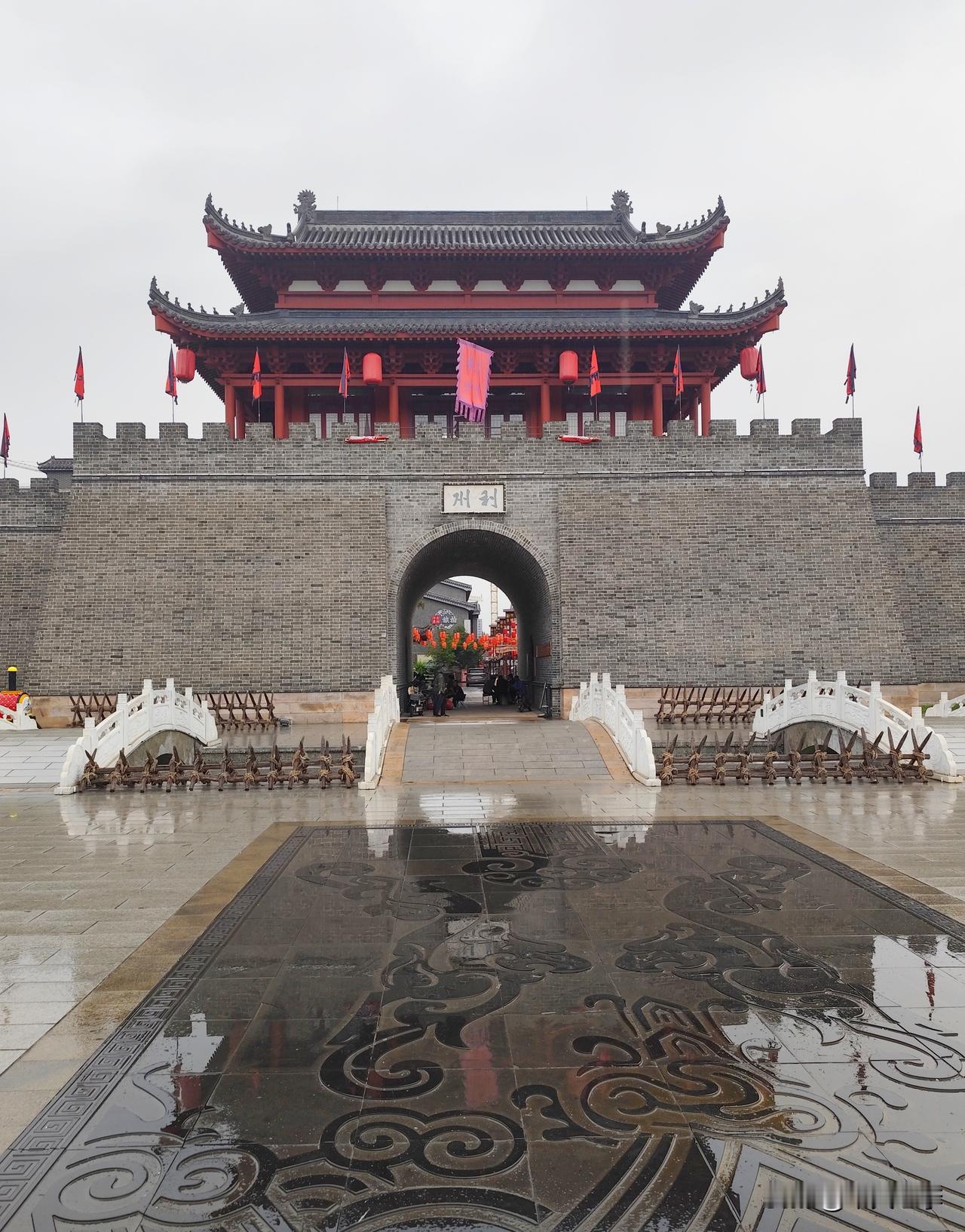浅说喀左县，雨中随拍利州古城。
喀左，全称喀喇沁左翼蒙古族自治县（县政府所在地大