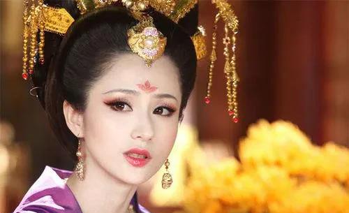 唐太宗善于骑射，但也无法驯服一匹名叫狮子骢的烈马。武则天表示自己能驯服它，但需三