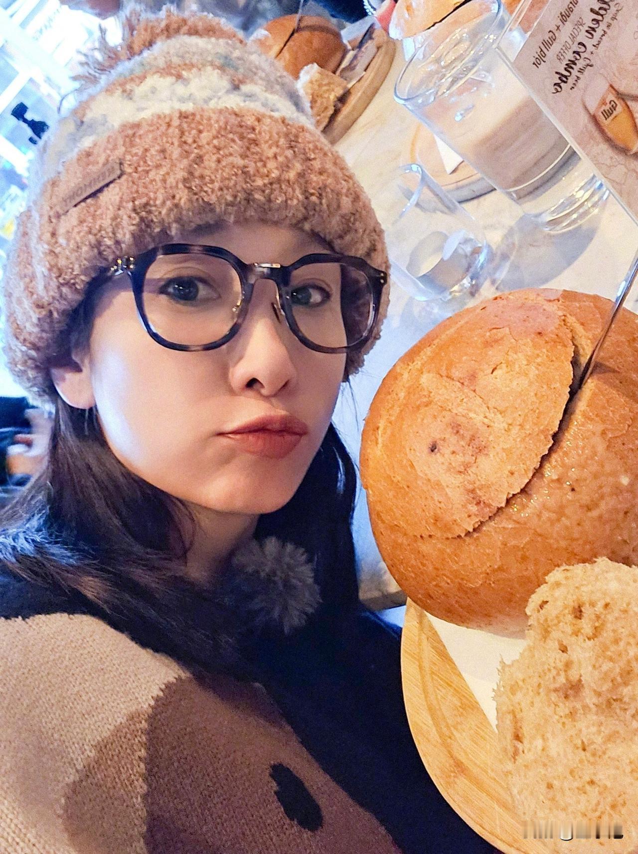 果然是最柔软最贴心的大姐啊！秦海璐被北斗七行团叫“大姐”不是白叫的，各方面都有大