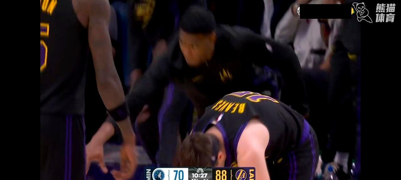 你记忆里那场湖人打森林狼的彪子吃T事件，根本不存在。
 
迪龙·布鲁克斯现在效力