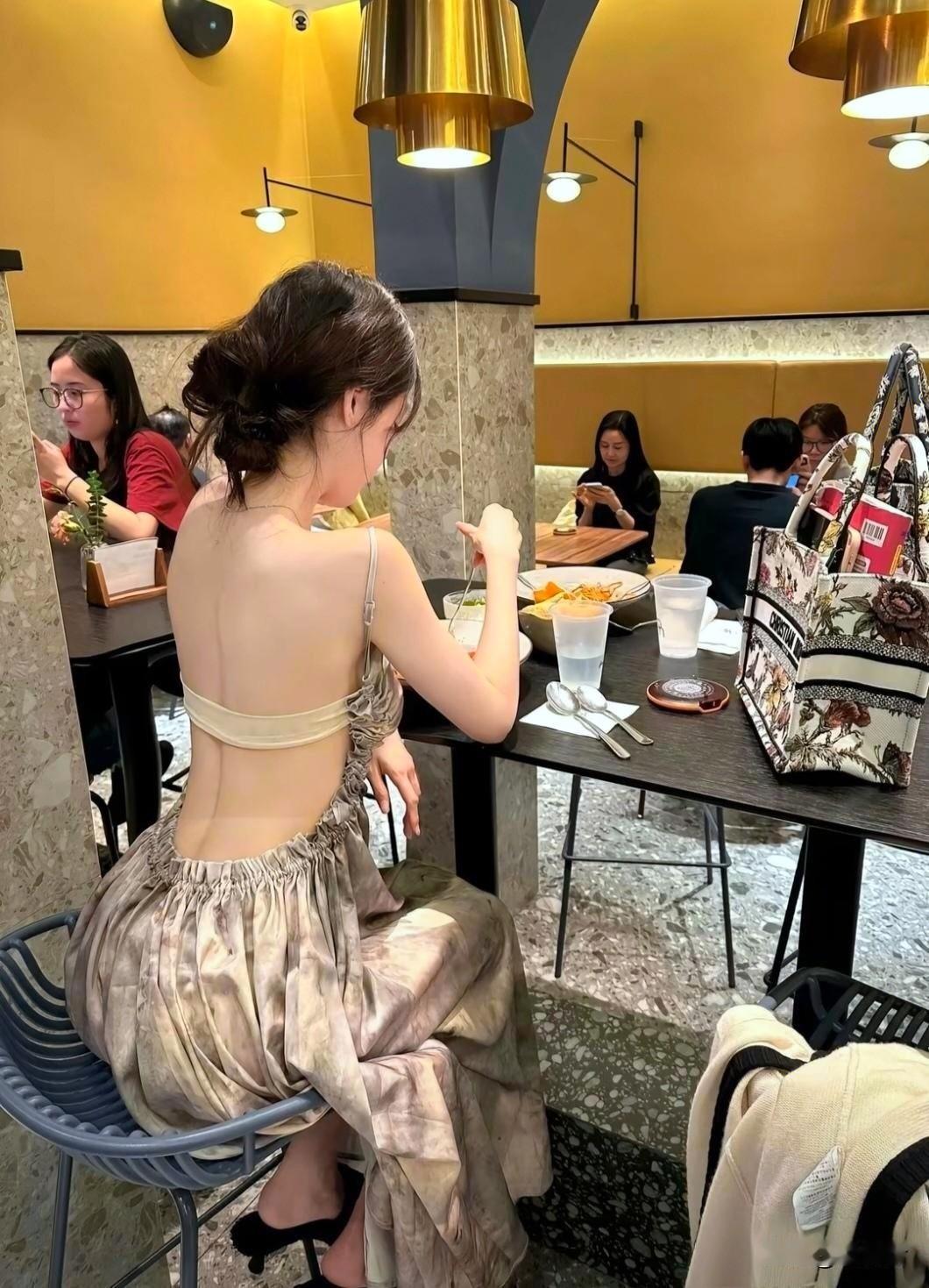 随手拍下初夏美景这条米白色长裙，镜中身影让我自己都忍不住多停留几秒。原来优雅是穿