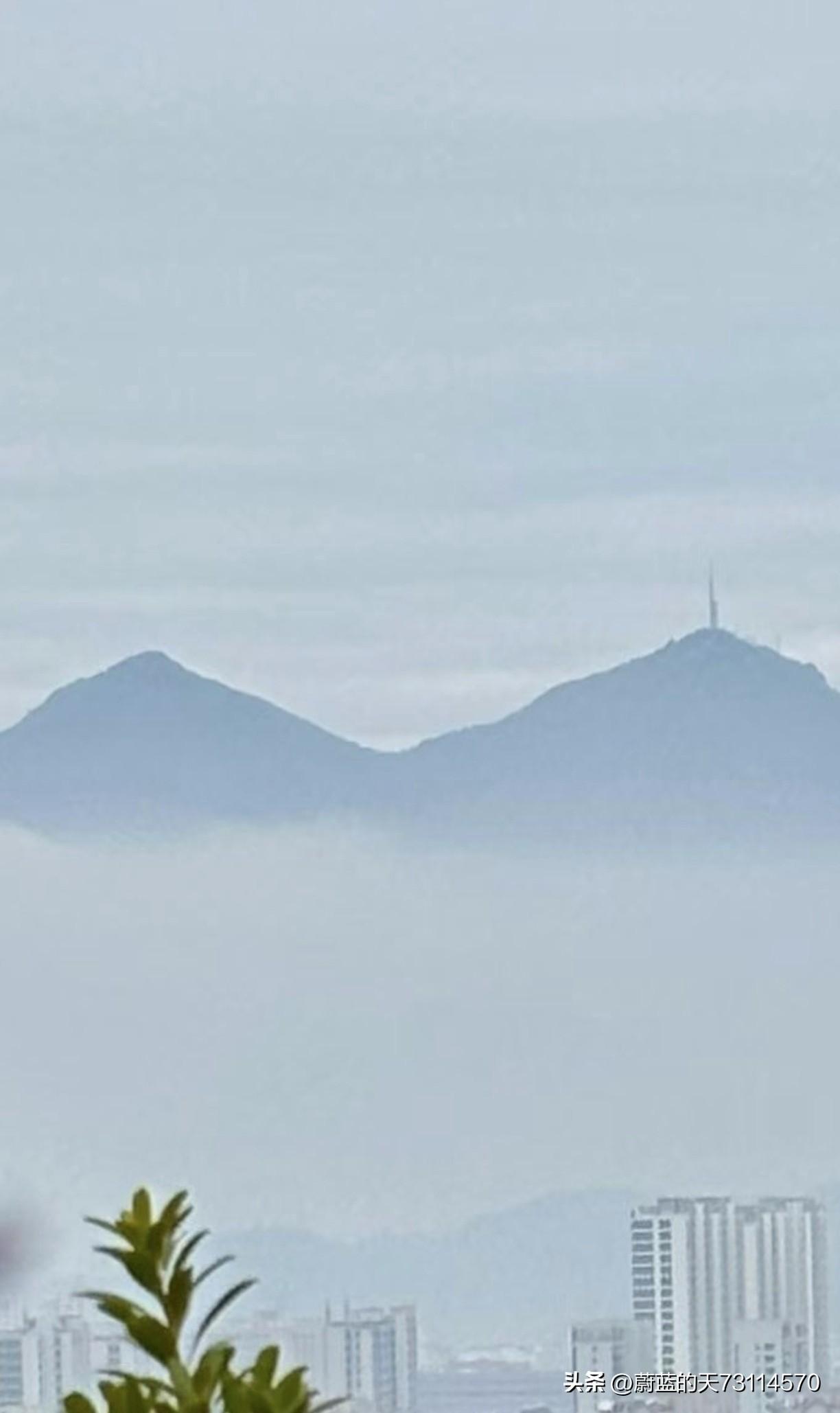 云雾缭绕下的城市天际线，宛如一幅灵动的水墨画。当云雾弥漫开来，高楼与远山在缥缈间