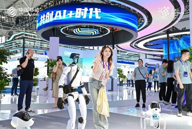 全域焕新
中国移动打造的空天地海潜全域通信网率先映入眼帘，通过火箭、卫星、船舶模