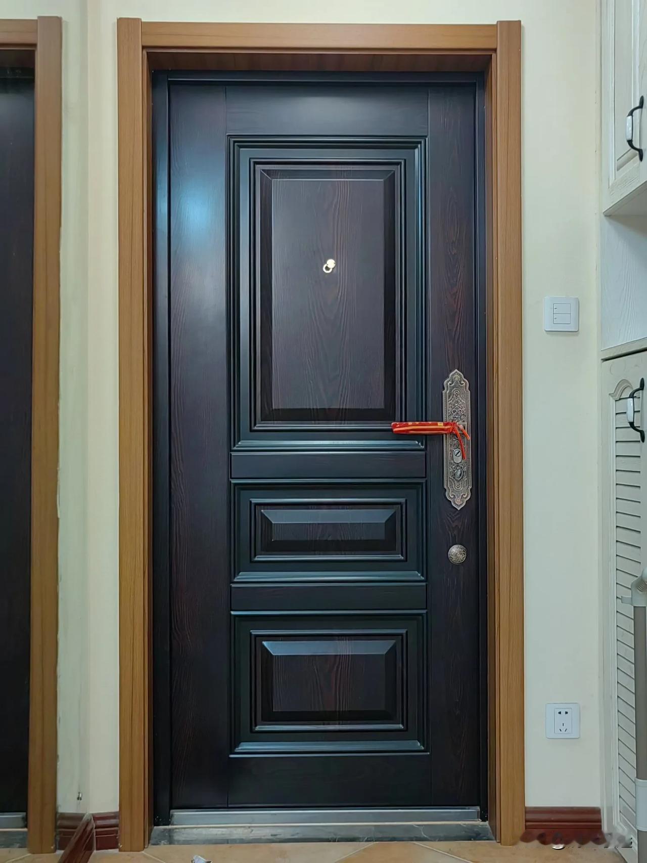 昨天下午，我老公下班回到家，说了一件事，吓得我不敢做声。他说：“今天早上我去班时