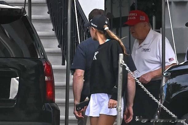 最新消息：

特朗普在推特上被疯传不测后公开露面了？据白宫记者消息称，特朗普今晨