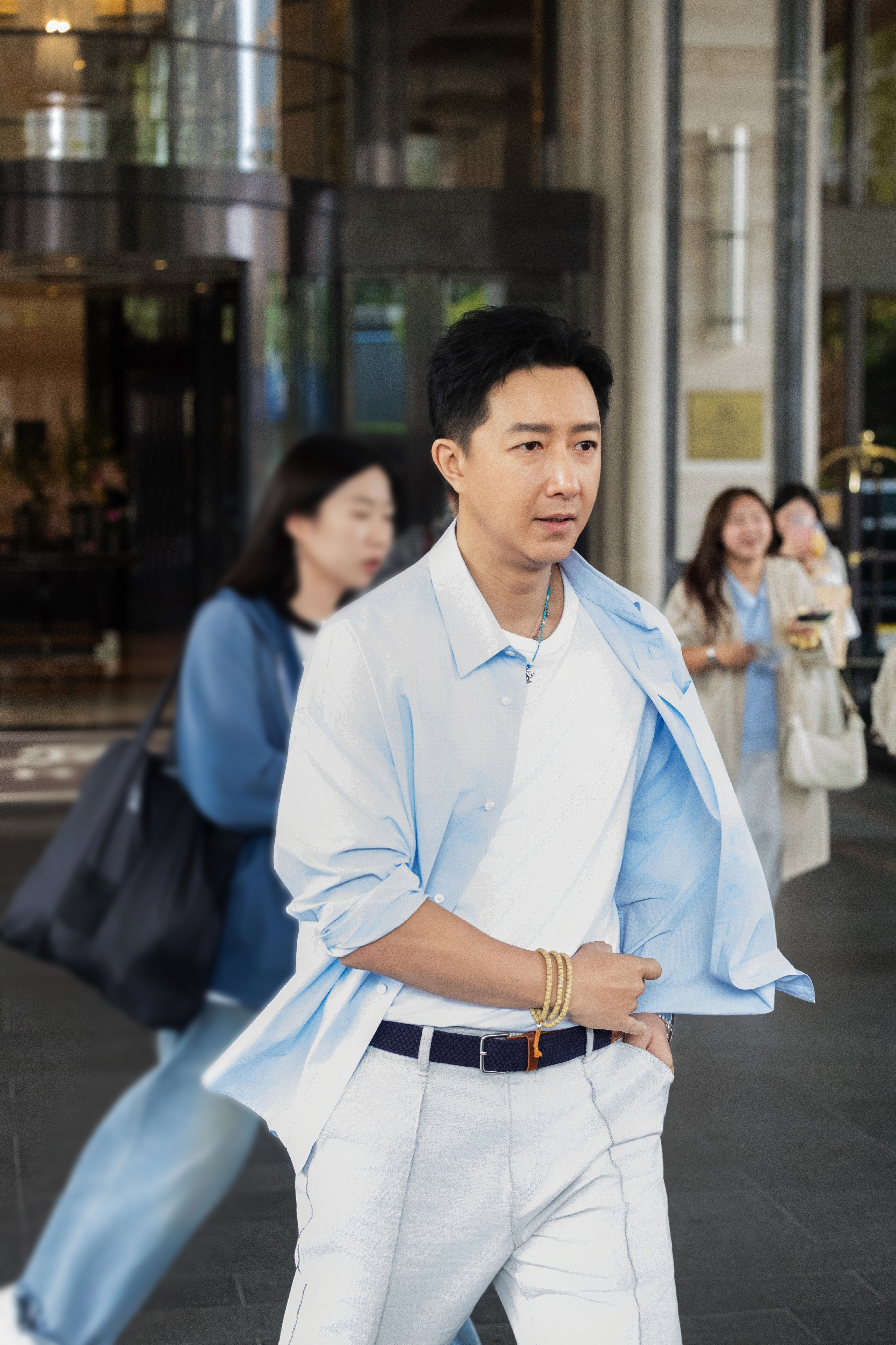 韩庚韩庚爸爸当家录制路透 韩庚录制爸爸当家 路透曝光，清爽穿搭超吸睛，二胎爸爸的