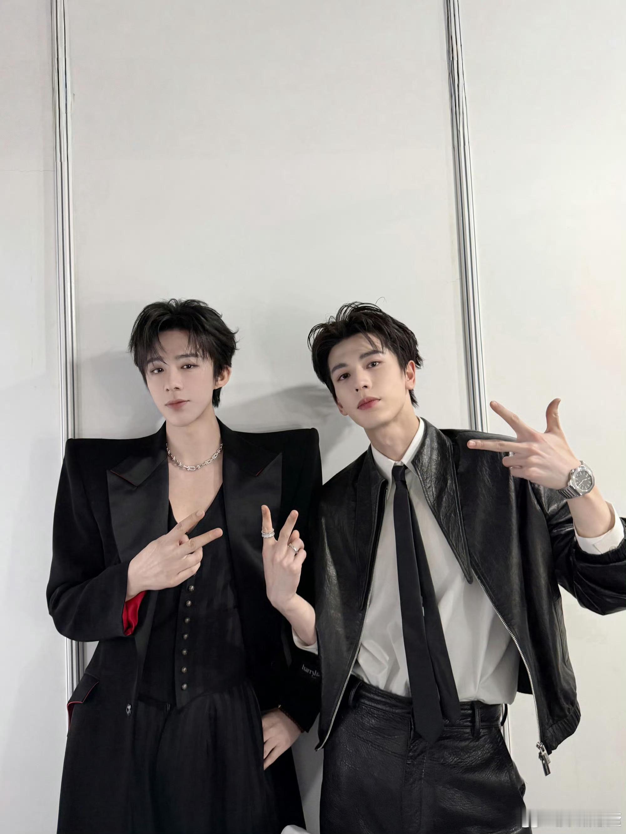 张凌赫，曾舜晞，刘宇宁，宋威龙，赖伟明，章昊 帅哥们的微博之夜后台合影，对眼睛很